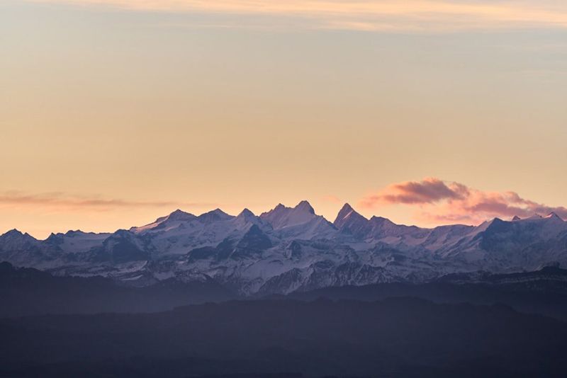 Bergkette im Abendlicht über einem Nebelmeer